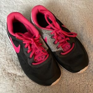 EUC Nike sneakers black and pink. Girls size 3.5